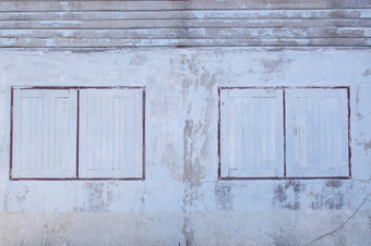 老窗户老木窗户老房子油漆剥的墙而且窗户