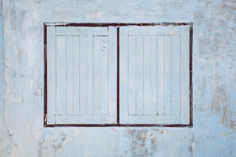 老窗户老木窗户老房子油漆剥的墙而且窗户