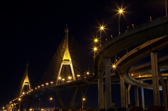 普密蓬桥晚上桥<strong>链</strong>接与的复杂的而且多样化的路由交通<strong>区域</strong>