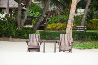 两个木椅子的海滩为Koh萨米下椰子树