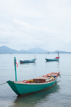 钓鱼船停泊的海岸小钓鱼船停泊这区域很多