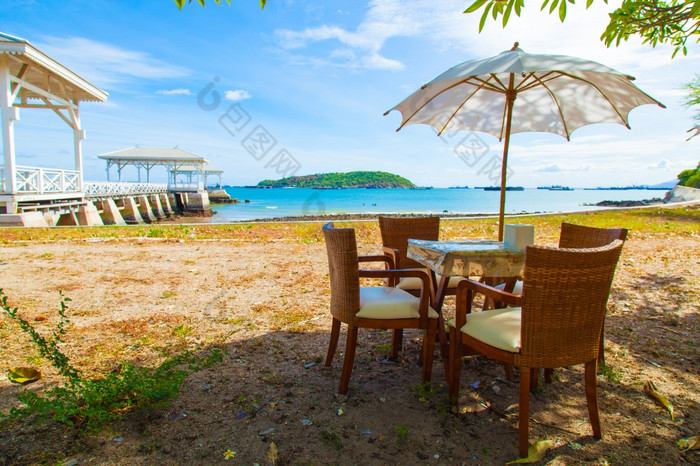 餐厅表格而且伞下树海边餐厅多云的大气