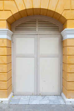 光棕色（的）木门的建筑老木门与经典风格建筑
