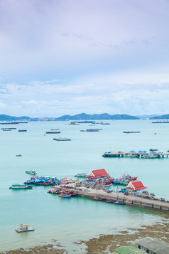 港运费而且旅行的岛和在那里停泊驳船