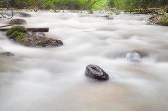 水流流动下来从的山岩石流