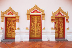 泰国寺庙门条纹通过的教堂是画而且雕刻泰国