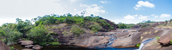 <strong>全景</strong>瀑布那流<strong>下</strong>来从的mountainslarge岩石<strong>下</strong>降了从高山