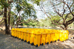 黄色的垃圾箱许多是位于的花园区域清洁