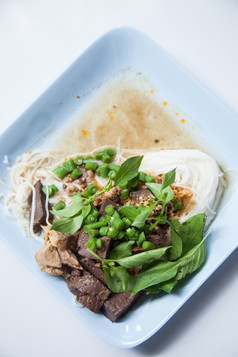 泰国而且面条使从大米组件辣的肉吃与蔬菜