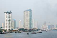 曼谷城市有很多高建筑相邻河船交通