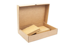 棕色（的）纸盒子开放内部在那里是两个小boxeson白色孤立的背景
