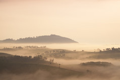山而且雾的早....山复合物与阳光的早....