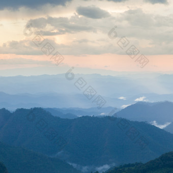 云雾山高山复杂的雾的早....而且晚上