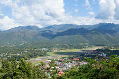 机场的脚的山高山附近的机场在那里村的山麓而且机场