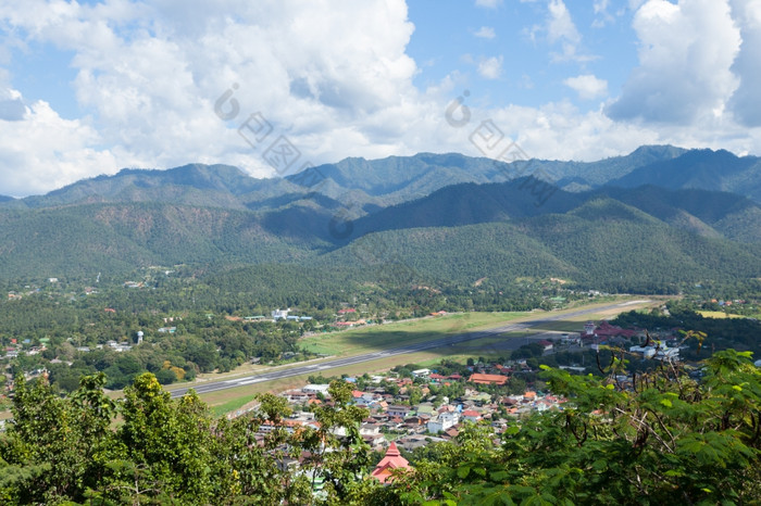 机场的脚的山高山附近的机场在那里村的山麓而且机场