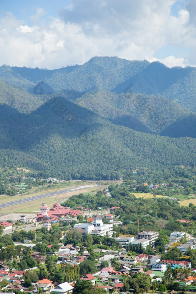 机场的脚的山高山附近的机场在那里村的山麓而且机场