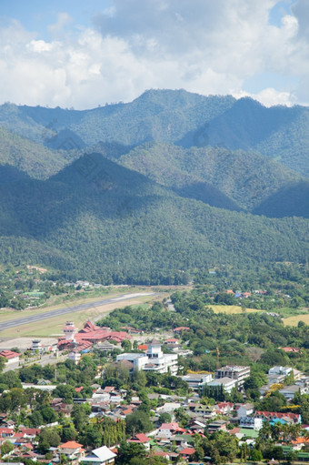 机场的脚的山高山附近的机场在那里村的山麓而且机场