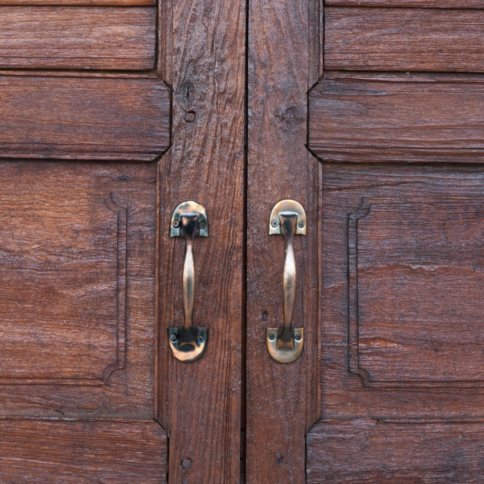 门处理棕色的木门的门处理铝