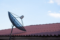 卫星安装的屋顶收到信号发送