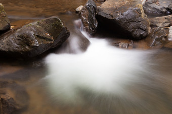 瀑布那流下来从的山流水流动下来从的山在那里总是小石头瀑布
