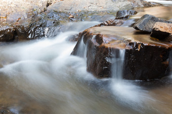 瀑布那流下来从的山流水流动下来从的山在那里总是小石头瀑布