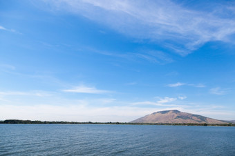 山湖而且天空<strong>清晰</strong>的一天的天空是<strong>清晰</strong>的