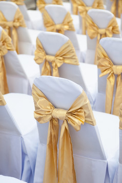 室内婚礼白色布封面与布而且系与弓装饰
