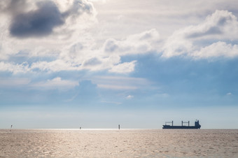 货物船的公园包围的海的天空清晰的云覆盖的太阳