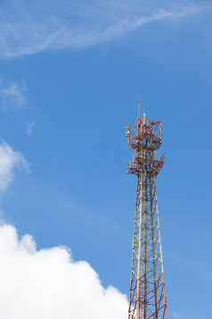 电话antennaThe传输波兰人的区域后面的清晰的天空
