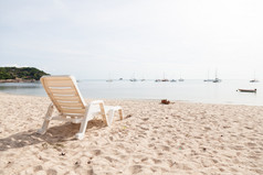 板凳上的海滩长椅为游客海滩假期
