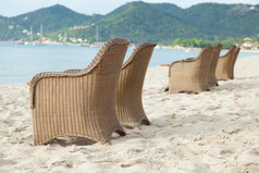 椅子的海滩相邻的海为放松而且自然