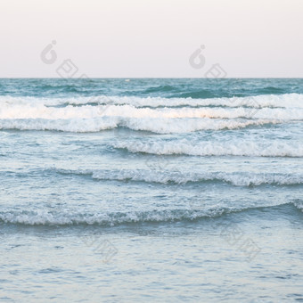 海洋波研磨的海滩水晶清晰的水与小波清晰的一天