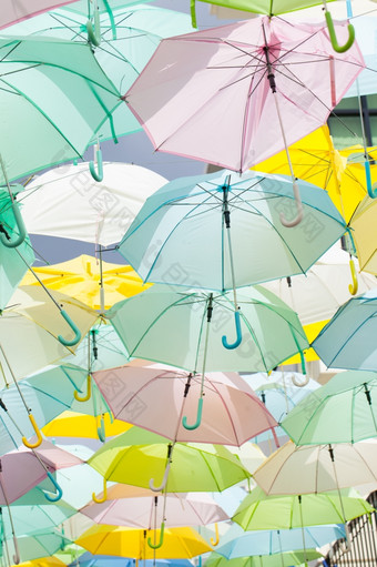 五彩缤纷的雨伞太阳雨伞挂色彩斑斓的各种的相同大小