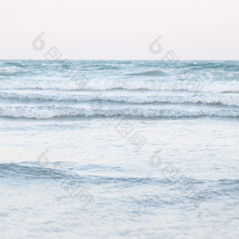 海洋波研磨的海滩水晶清晰的水与小波清晰的一天