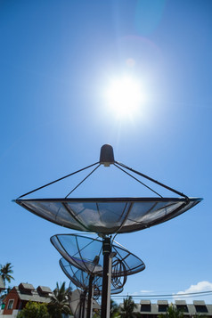 卫星菜安装的屋顶的建筑卫星接收机