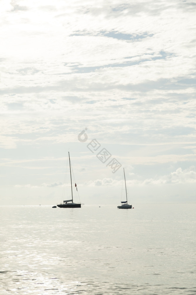帆船停泊的海帆船停泊关闭的海海岸图片