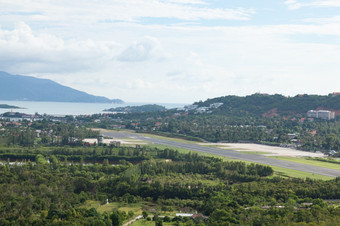 寒机场山树附近的机场的岛为方便旅行