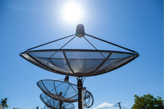 卫星菜安装的屋顶的建筑卫星接收机