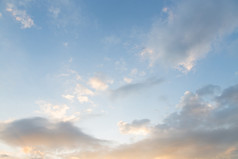 云覆盖的天空的早....的太阳照橙色云的大气的早....