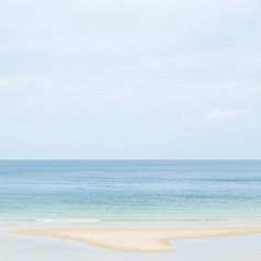 海和沙子海滩清晰的天空和水晶清晰的水域海泰国