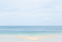 海和沙子海滩清晰的天空和水晶清晰的水域海泰国
