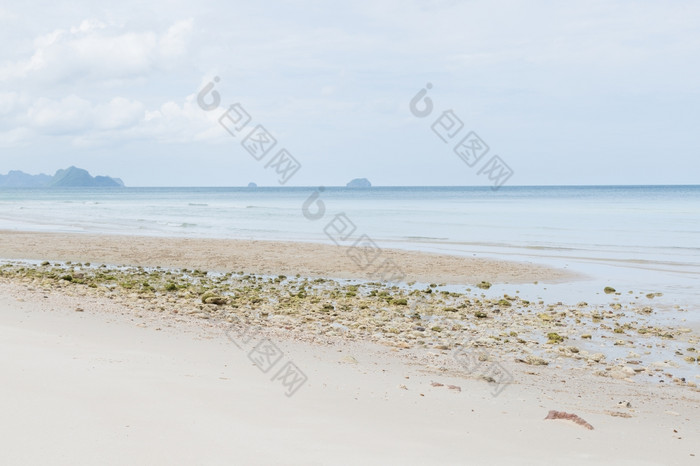 海和沙子海滩清晰的天空和水晶清晰的水域海泰国