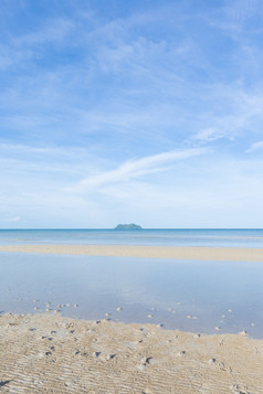 海和沙子海滩清晰的天空和水晶清晰的水域海泰国