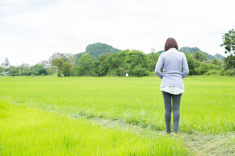 女人穿眼镜站<strong>大米</strong>场自然