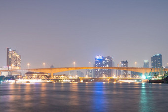 桥在河曼谷城市《暮光之城》城市景观建筑和摩天大楼曼谷城市