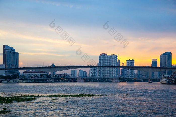 桥在河曼谷城市《暮光之城》城市景观建筑和摩天大楼曼谷城市