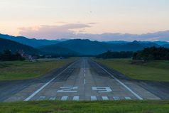 机场跑道日落背景山和日落泰国