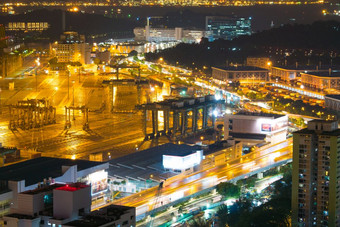 货物船和交通新加坡城市光车街晚上