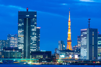 东京塔和业务建筑东京城市晚上