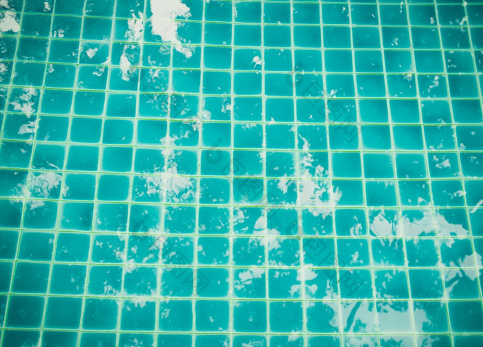 光蓝色的游泳池波及水纹理反射